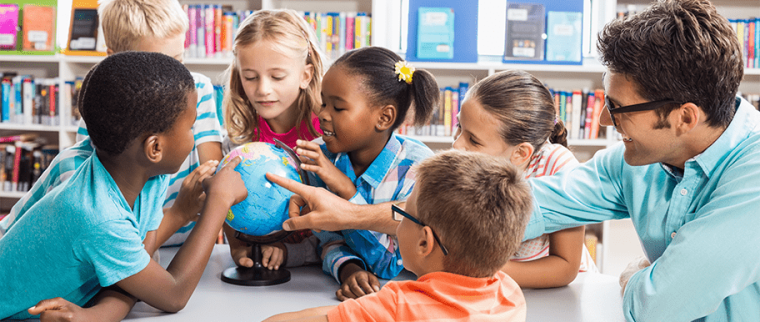 Enfants etudiant globe